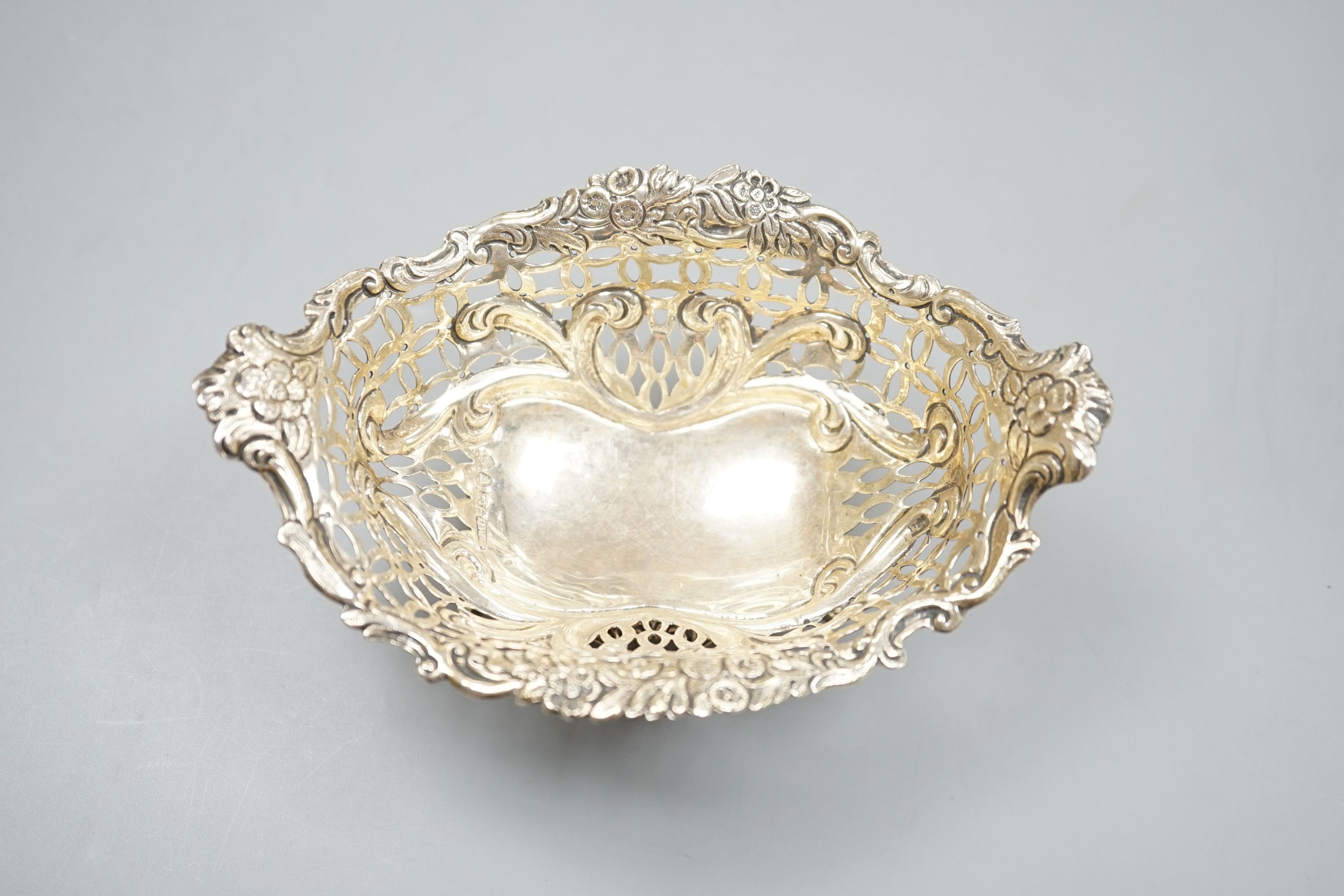 A Victorian pierced oval sweetmeat dish, London 1893, 16.5cm wide, 136 grams.